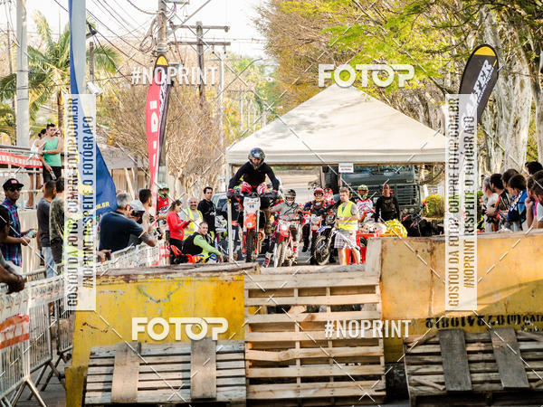 Buy your photos of the eventNight Track 2019 on Fotop