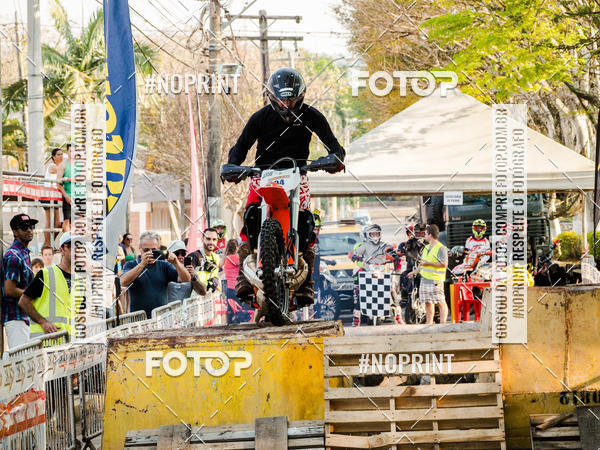 Buy your photos of the eventNight Track 2019 on Fotop