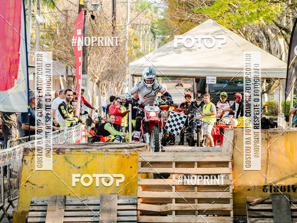 Buy your photos of the eventNight Track 2019 on Fotop