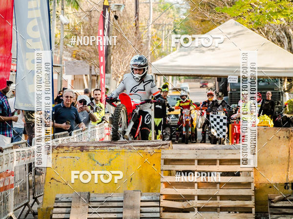 Buy your photos of the eventNight Track 2019 on Fotop