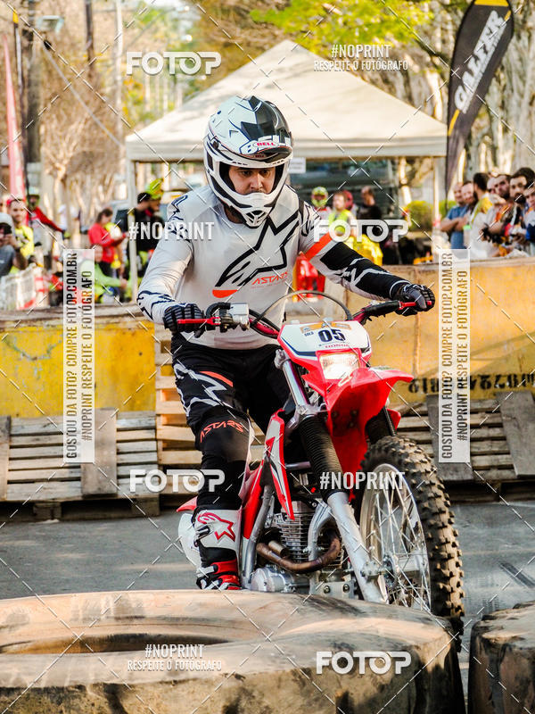 Buy your photos of the eventNight Track 2019 on Fotop