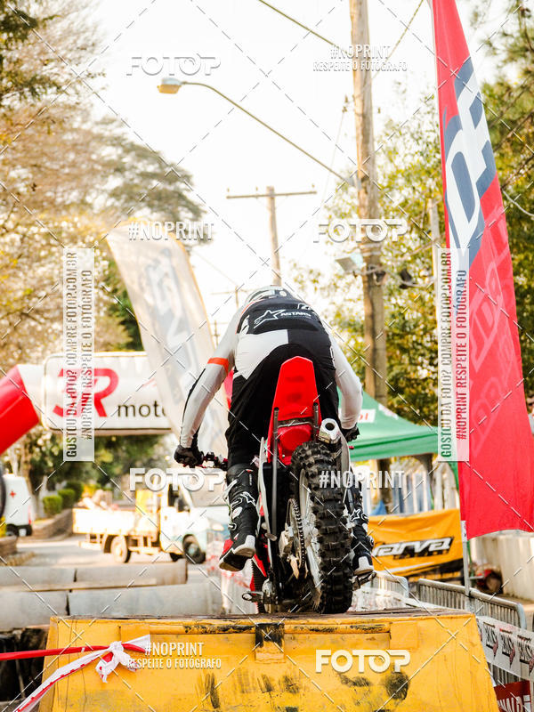 Buy your photos of the eventNight Track 2019 on Fotop