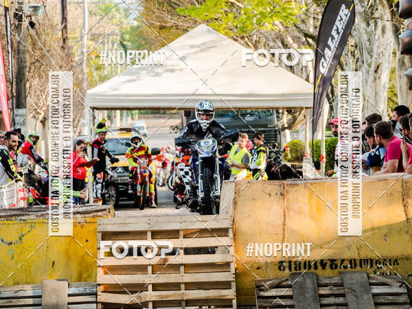 Buy your photos of the eventNight Track 2019 on Fotop