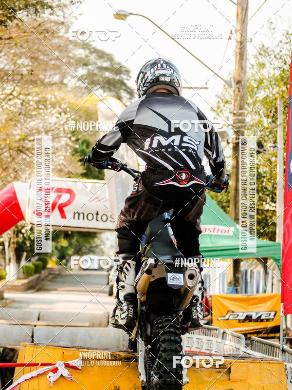 Buy your photos of the eventNight Track 2019 on Fotop