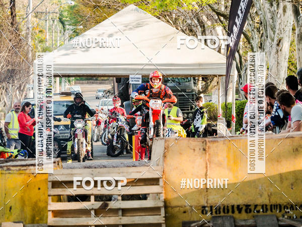 Buy your photos of the eventNight Track 2019 on Fotop