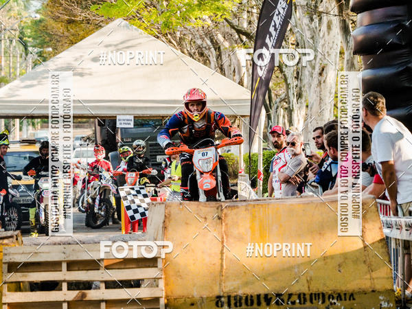 Buy your photos of the eventNight Track 2019 on Fotop