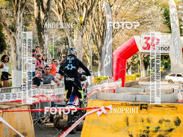 Buy your photos of the eventNight Track 2019 on Fotop