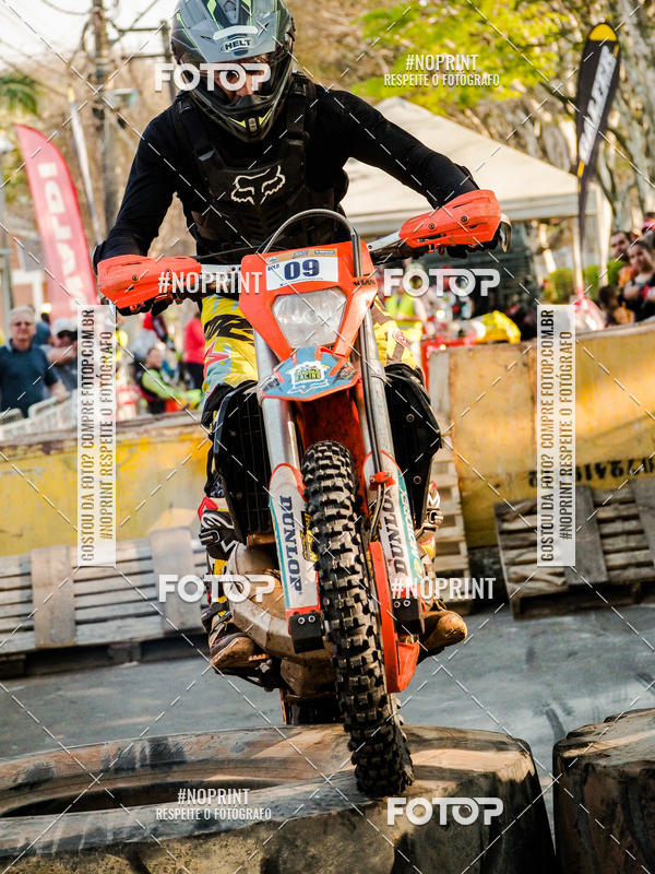 Buy your photos of the eventNight Track 2019 on Fotop