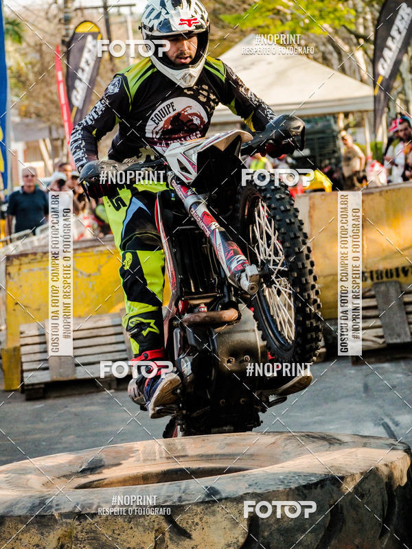 Buy your photos of the eventNight Track 2019 on Fotop