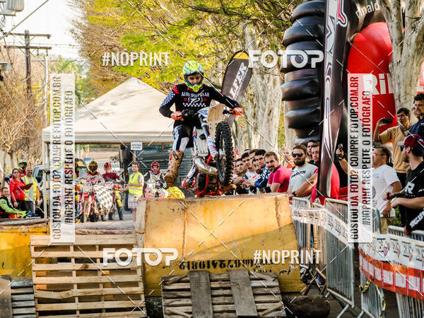 Buy your photos of the eventNight Track 2019 on Fotop