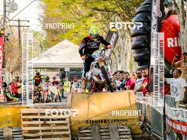 Buy your photos of the eventNight Track 2019 on Fotop