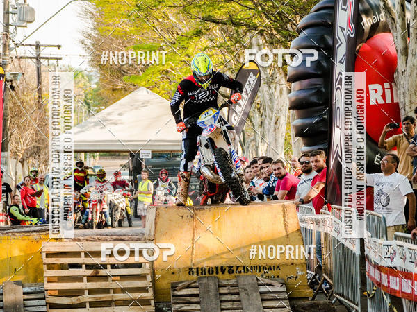 Buy your photos of the eventNight Track 2019 on Fotop