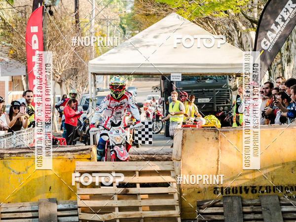 Buy your photos of the eventNight Track 2019 on Fotop