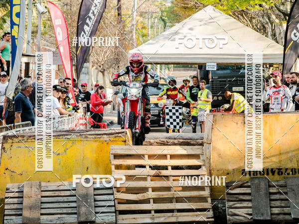 Buy your photos of the eventNight Track 2019 on Fotop