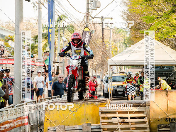 Buy your photos of the eventNight Track 2019 on Fotop