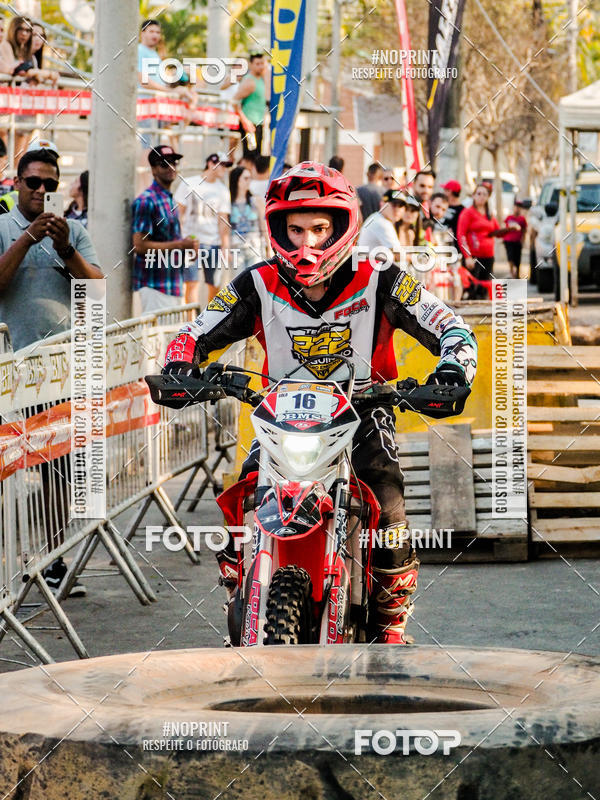 Buy your photos of the eventNight Track 2019 on Fotop