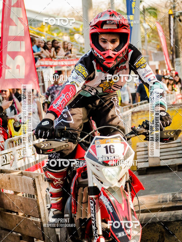 Buy your photos of the eventNight Track 2019 on Fotop