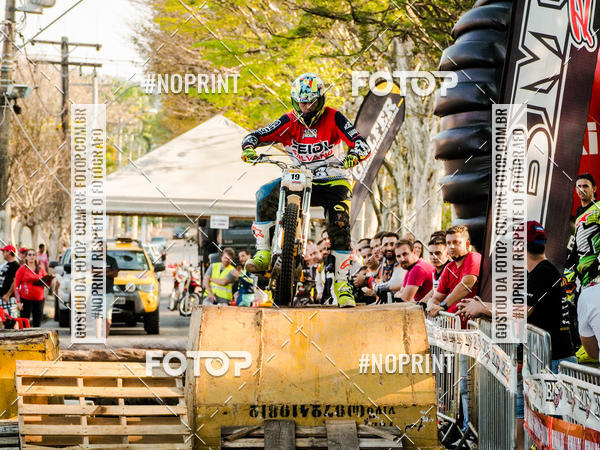 Buy your photos of the eventNight Track 2019 on Fotop