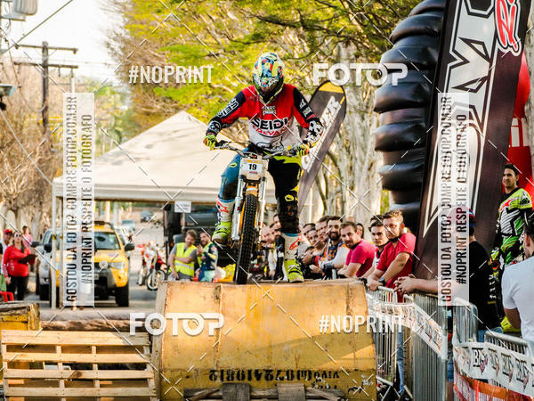 Buy your photos of the eventNight Track 2019 on Fotop