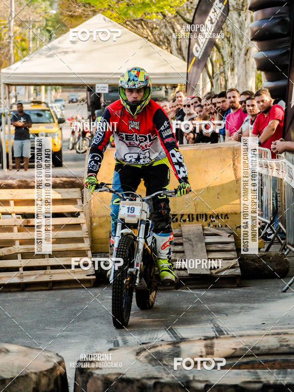 Buy your photos of the eventNight Track 2019 on Fotop