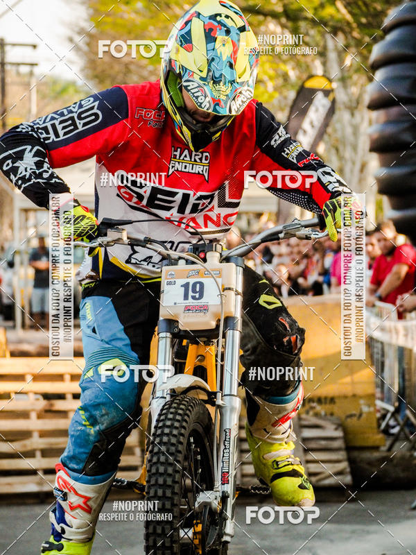 Buy your photos of the eventNight Track 2019 on Fotop