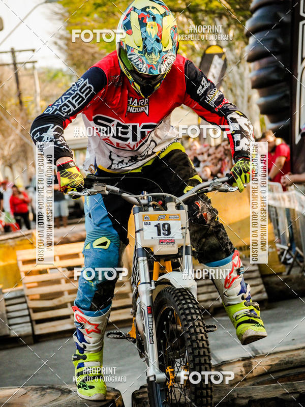 Buy your photos of the eventNight Track 2019 on Fotop