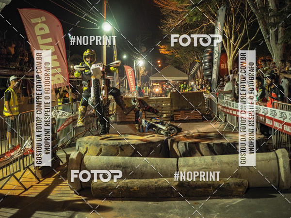 Buy your photos of the eventNight Track 2019 on Fotop
