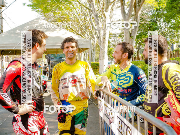 Buy your photos of the eventNight Track 2019 on Fotop