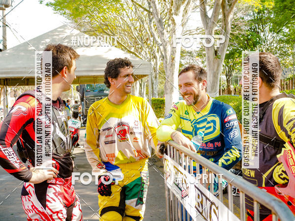 Buy your photos of the eventNight Track 2019 on Fotop