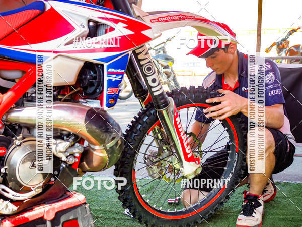 Buy your photos of the eventNight Track 2019 on Fotop