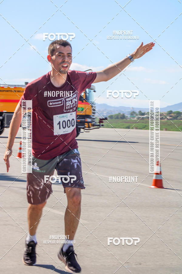 Compra tus fotos del eventoCorrida Hangar 942 En Fotop