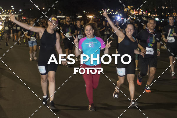 Buy your photos of the eventNeon Night Run 2019 - Brasilia on Fotop