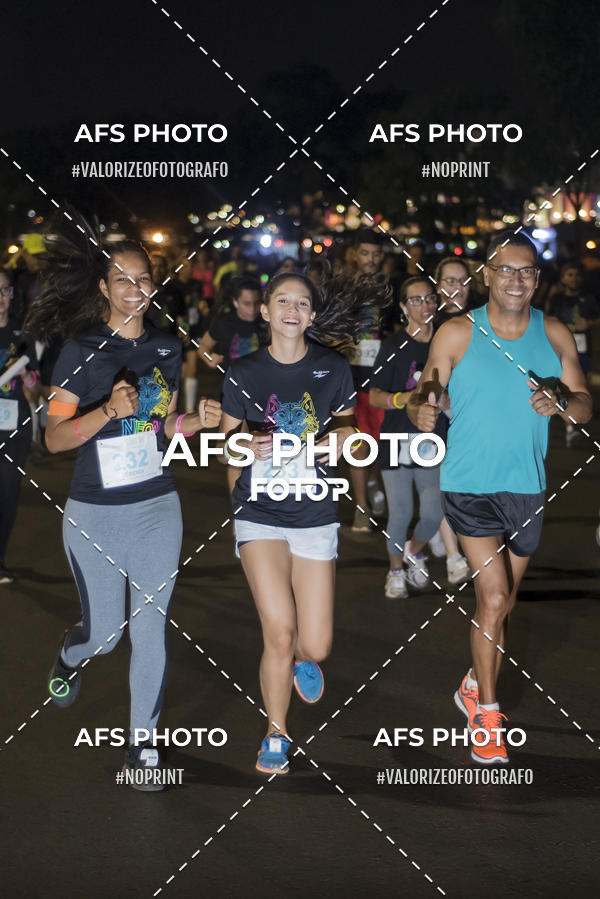 Buy your photos of the eventNeon Night Run 2019 - Brasilia on Fotop