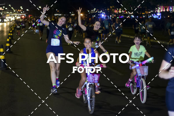 Buy your photos of the eventNeon Night Run 2019 - Brasilia on Fotop