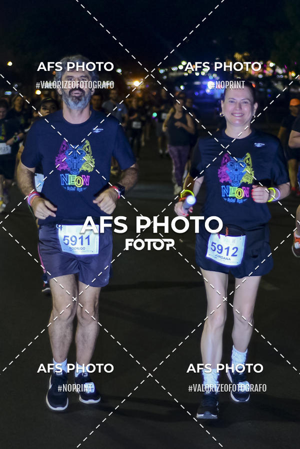 Buy your photos of the eventNeon Night Run 2019 - Brasilia on Fotop