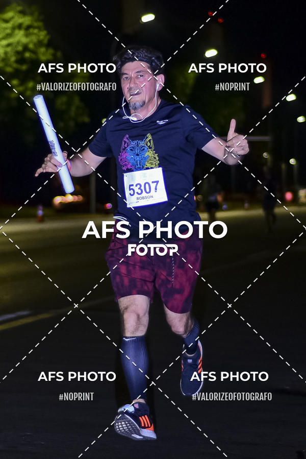 Buy your photos of the eventNeon Night Run 2019 - Brasilia on Fotop