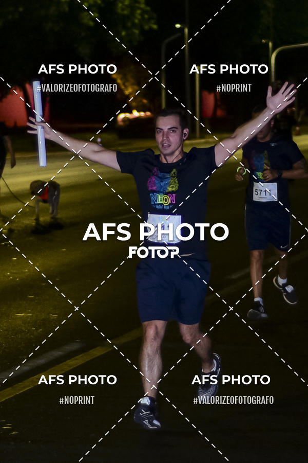 Buy your photos of the eventNeon Night Run 2019 - Brasilia on Fotop