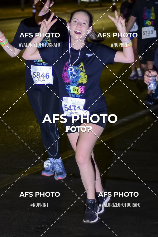 Buy your photos of the eventNeon Night Run 2019 - Brasilia on Fotop