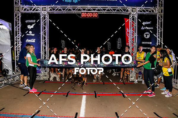 Buy your photos of the eventNeon Night Run 2019 - Brasilia on Fotop
