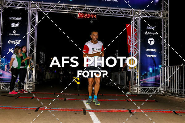Buy your photos of the eventNeon Night Run 2019 - Brasilia on Fotop