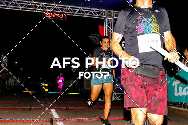 Buy your photos of the eventNeon Night Run 2019 - Brasilia on Fotop