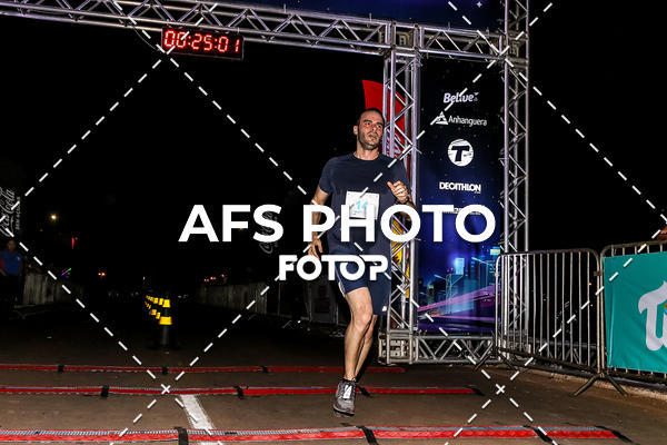 Buy your photos of the eventNeon Night Run 2019 - Brasilia on Fotop