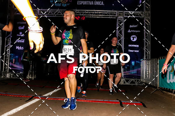 Buy your photos of the eventNeon Night Run 2019 - Brasilia on Fotop