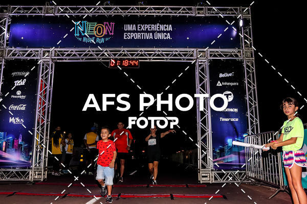 Buy your photos of the eventNeon Night Run 2019 - Brasilia on Fotop