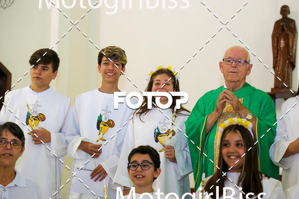 Buy your photos of the eventPirmeira Comunho  on Fotop