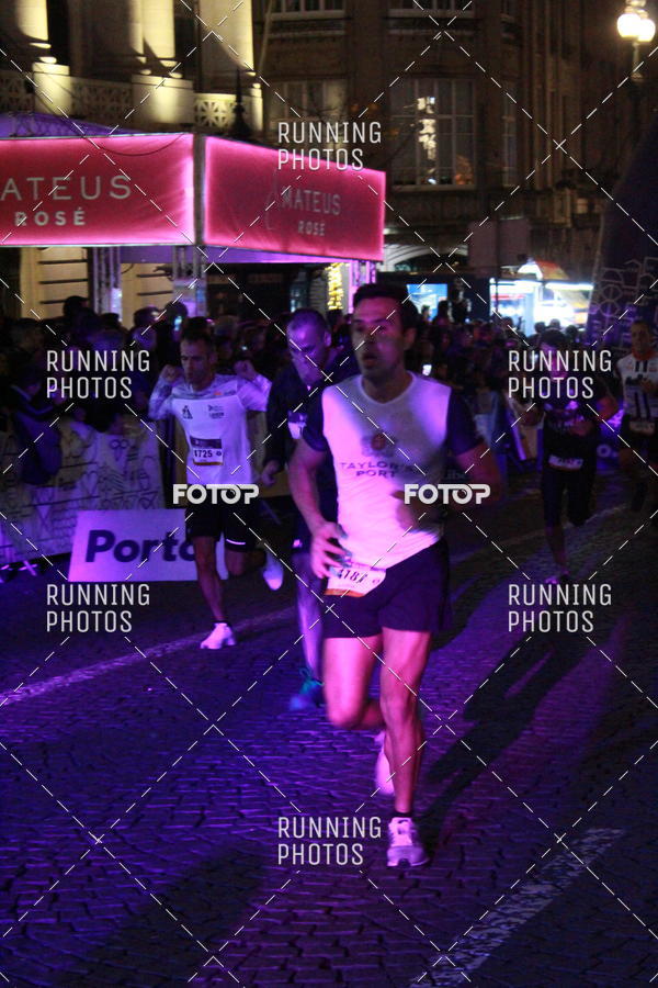 Buy your photos of the eventS�o Silvestre Porto 2019 on Fotop