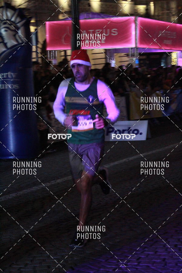 Buy your photos of the eventS�o Silvestre Porto 2019 on Fotop