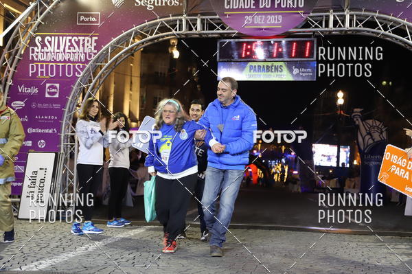 Buy your photos of the eventS�o Silvestre Porto 2019 on Fotop