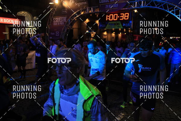 Buy your photos of the eventS�o Silvestre Porto 2019 on Fotop