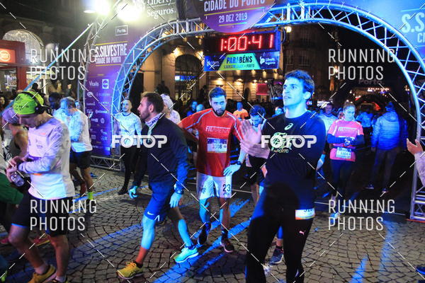 Buy your photos of the eventS�o Silvestre Porto 2019 on Fotop